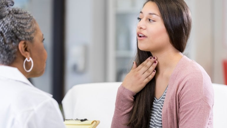 Typisches Symptom einer Kehlkopfentzündung: Heiserkeit Typisches Symptom einer Kehlkopfentzündung: Heiserkeit