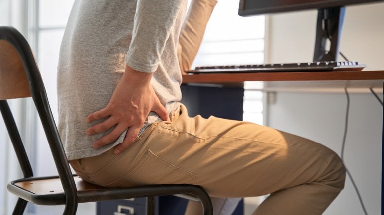 Wechselseitige Gesäßschmerzen sind Symptome bei Morbus Bechterew Wechselseitige Gesäßschmerzen sind Symptome bei Morbus Bechterew