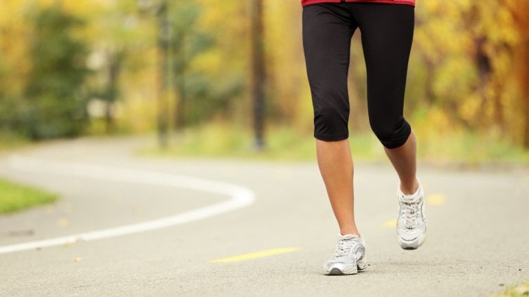 Eine Frau joggt.